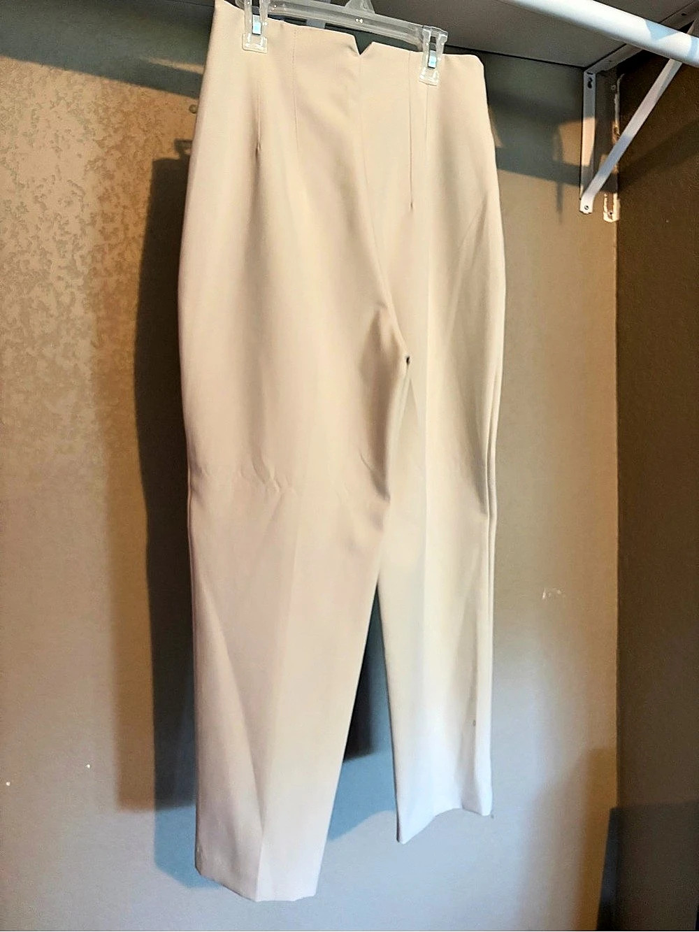 Zara Pleated Trousers in Cream Size Medium Like New